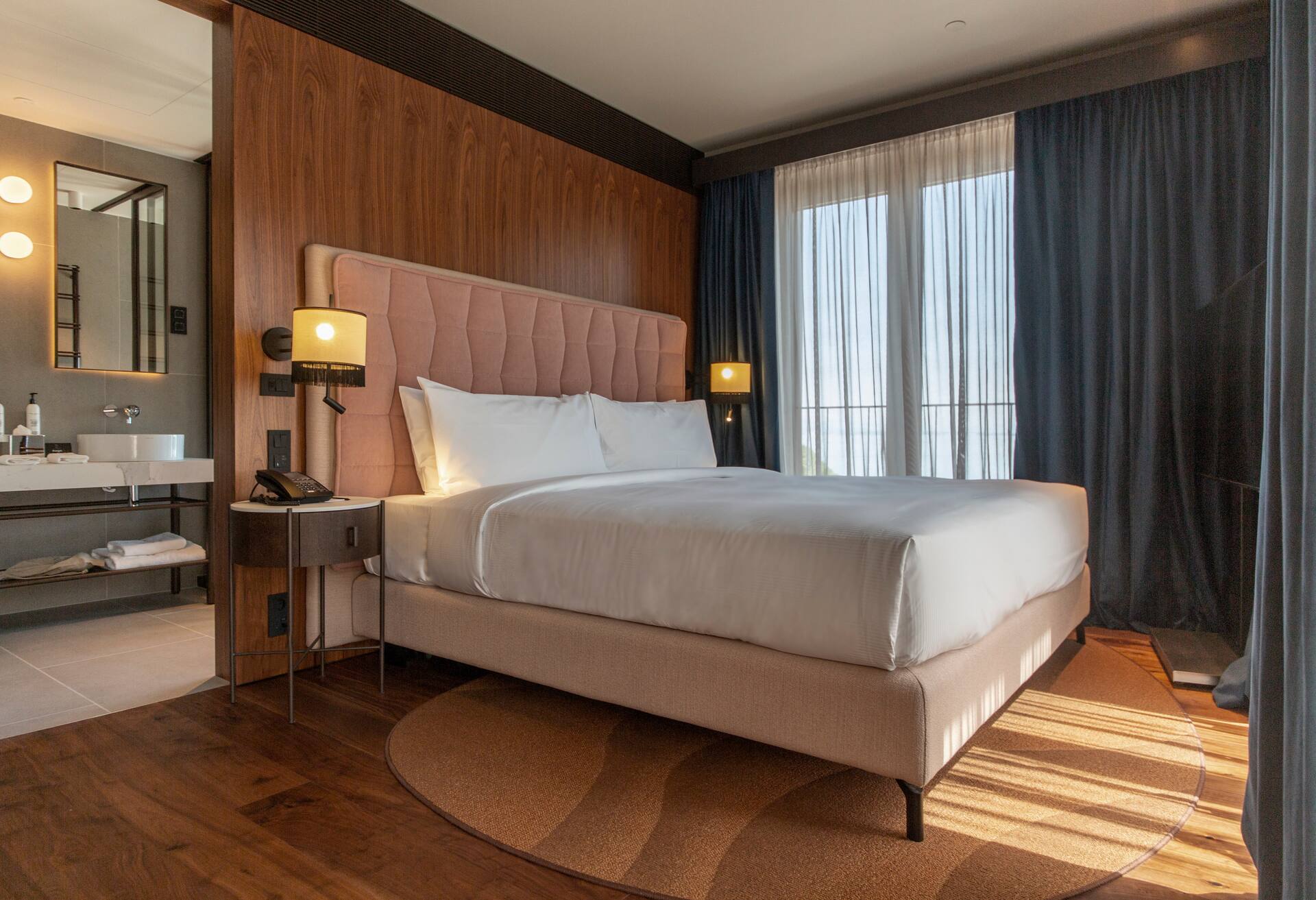 King Corner Room