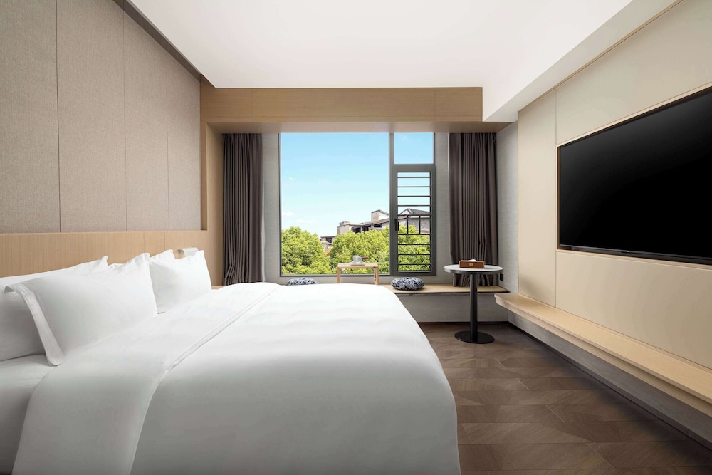 Deluxe Room, 1 King Bed, Non Smoking photo 1