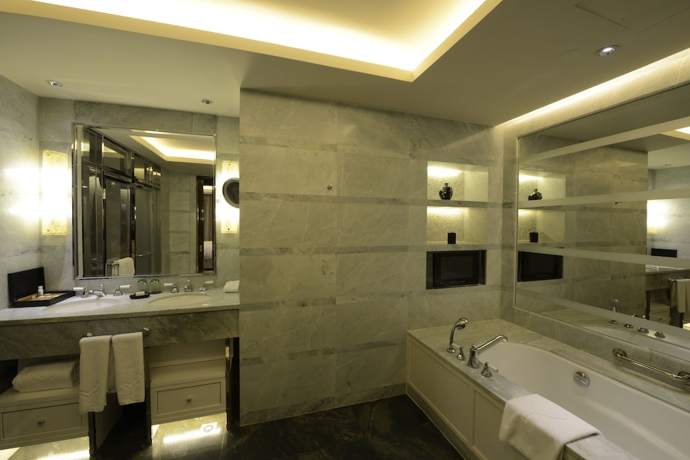 Grand Deluxe Suite photo 3