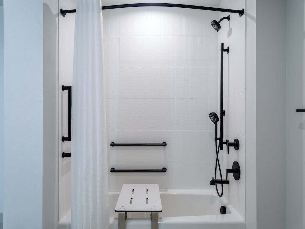 Studio, 1 King Bed, Roll-in Shower (Mobility, Roll-In Shower)