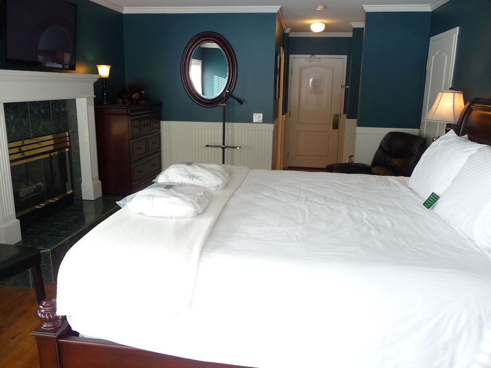 Romantic Room, 1 King Bed, Fireplace, Mountain View photo 1