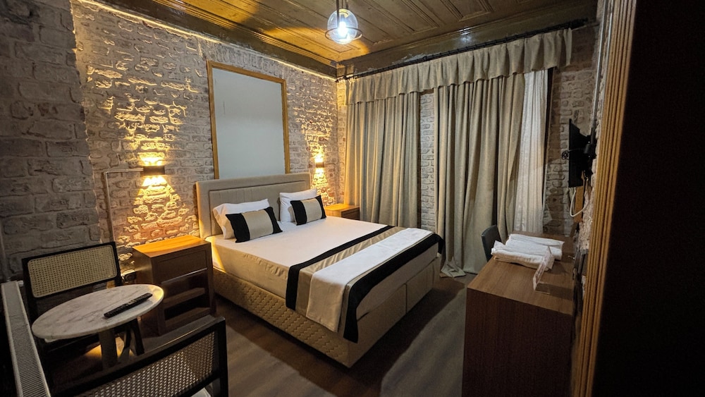 Romantic Triple Room photo 3