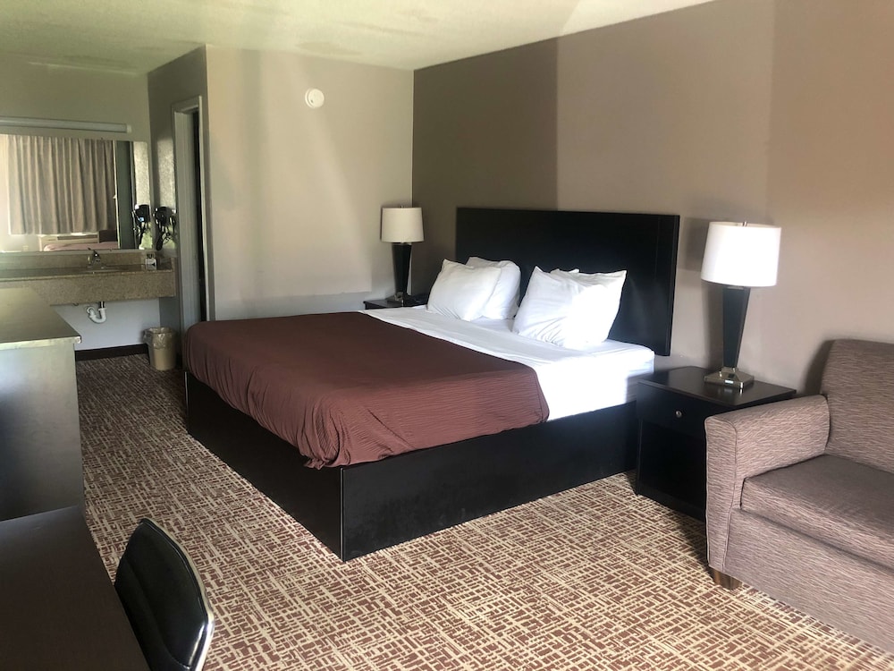 Room, 1 King Bed, Non Smoking - Photo 5