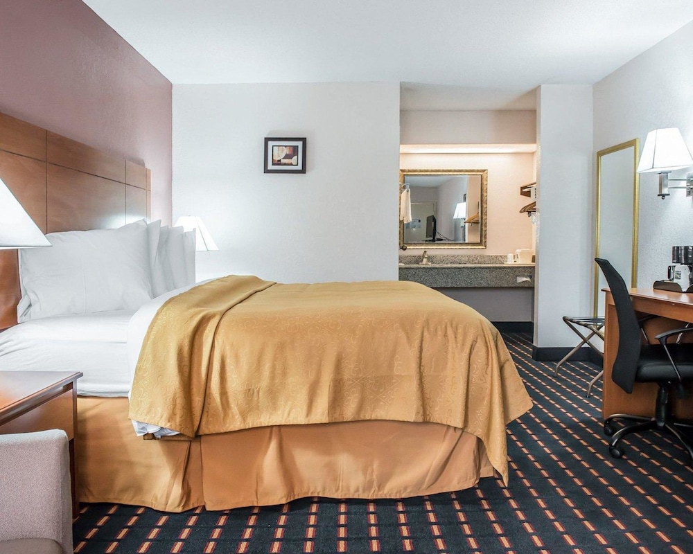 Standard Room, 1 King Bed, Non Smoking - Photo 13