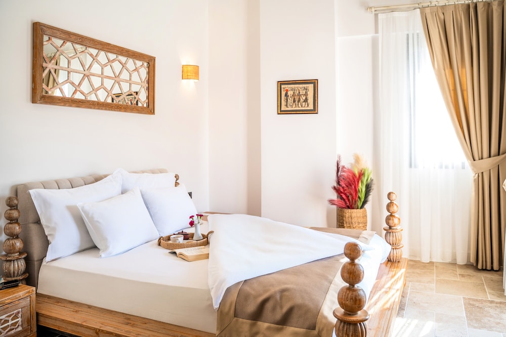 Superior Triple Room, 1 Bedroom, Smoking, Pool View