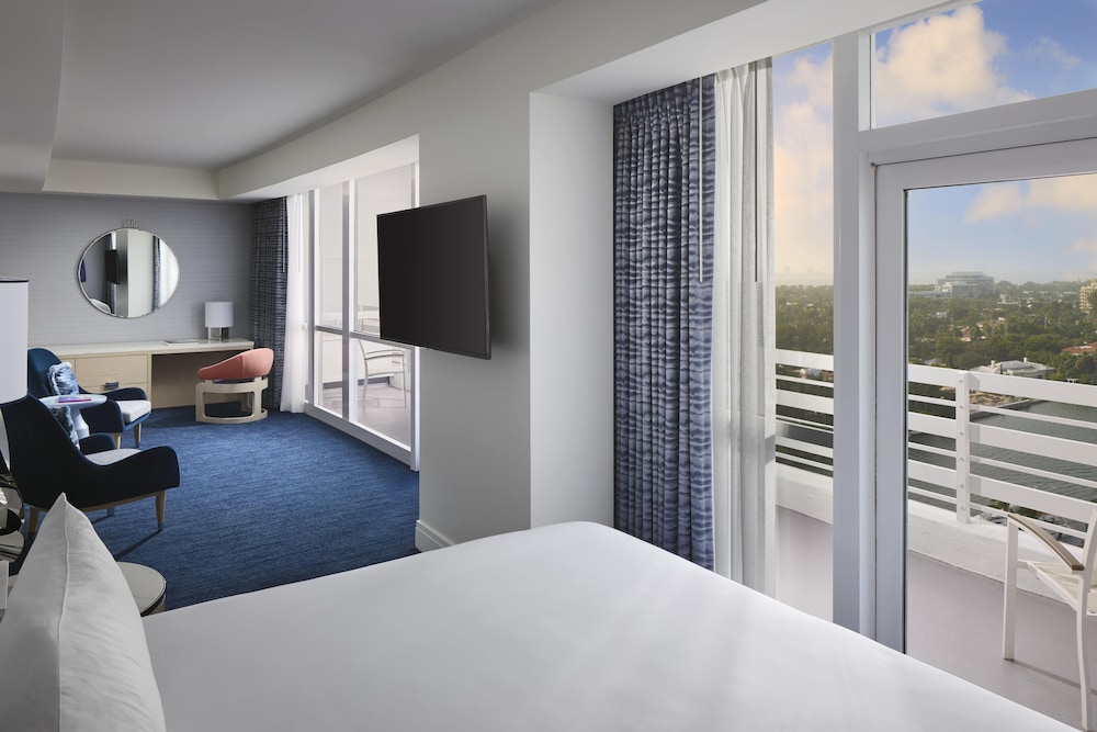 Deluxe Bayview Balcony Room, 1 King Bed