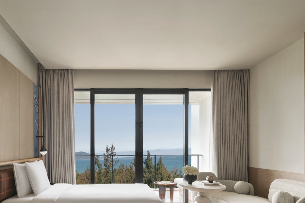 Standard Room, 1 King Bed, Oceanfront