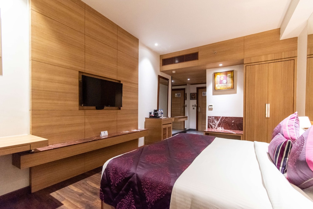Deluxe Room, 1 King Bed, Non Smoking - Photo 5
