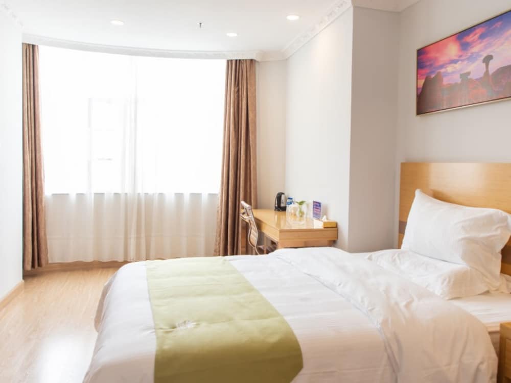 Superior Room, 1 King Bed photo 3