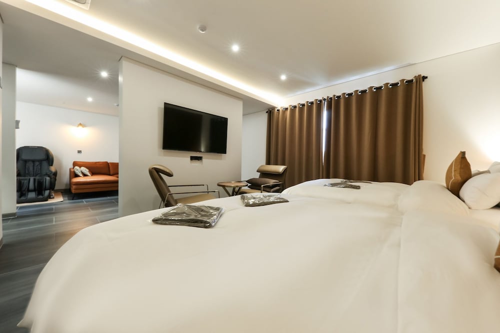 Royal Room - Photo 3