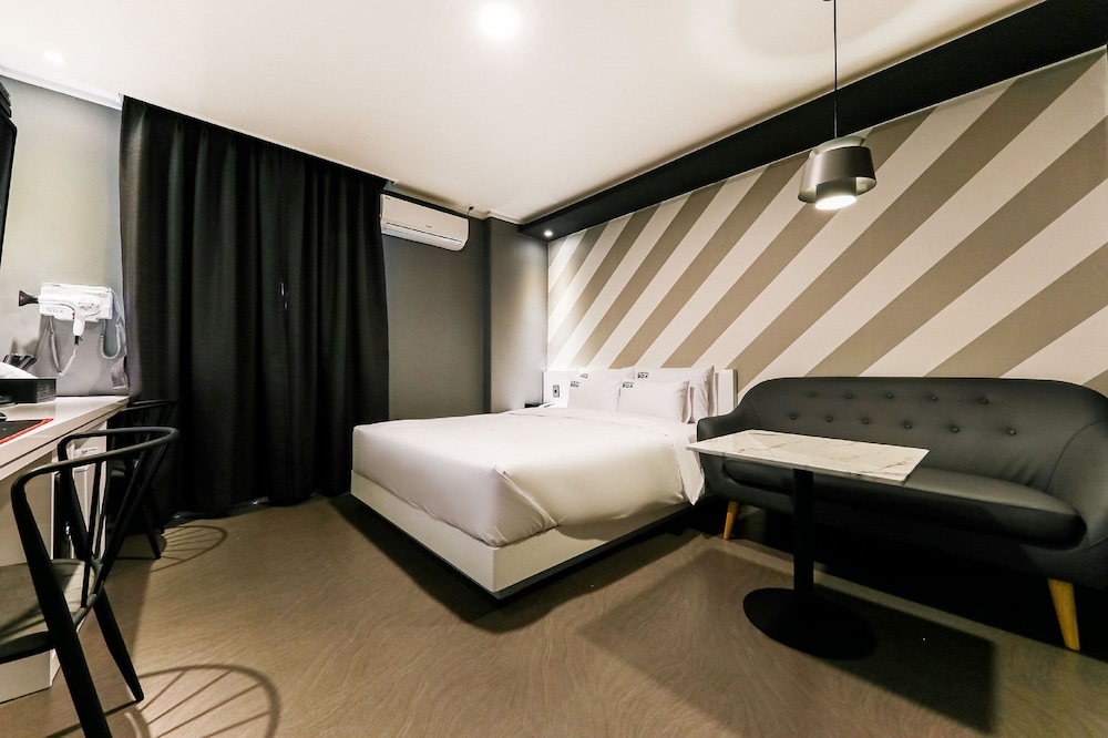 Deluxe Room - Photo 5