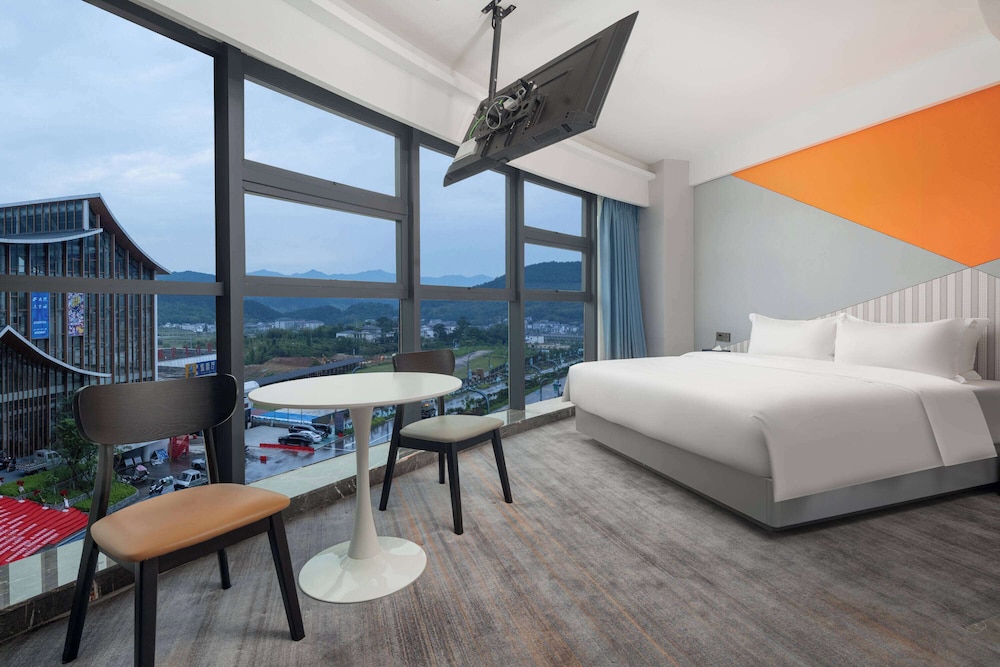 Room, 1 King Bed, Non Smoking (Cloud View)