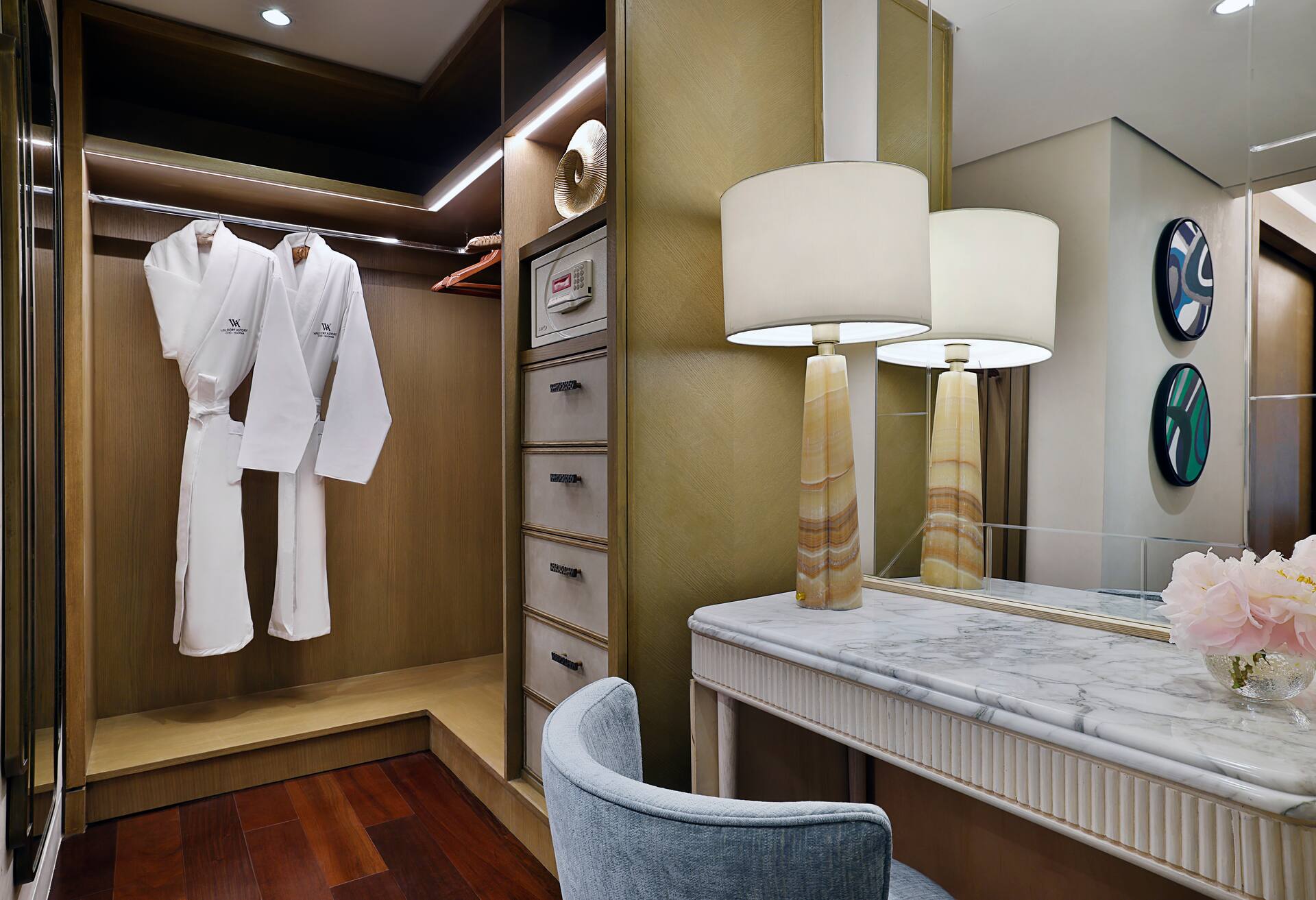 King Premier One Bedroom Suite thumbnail 5