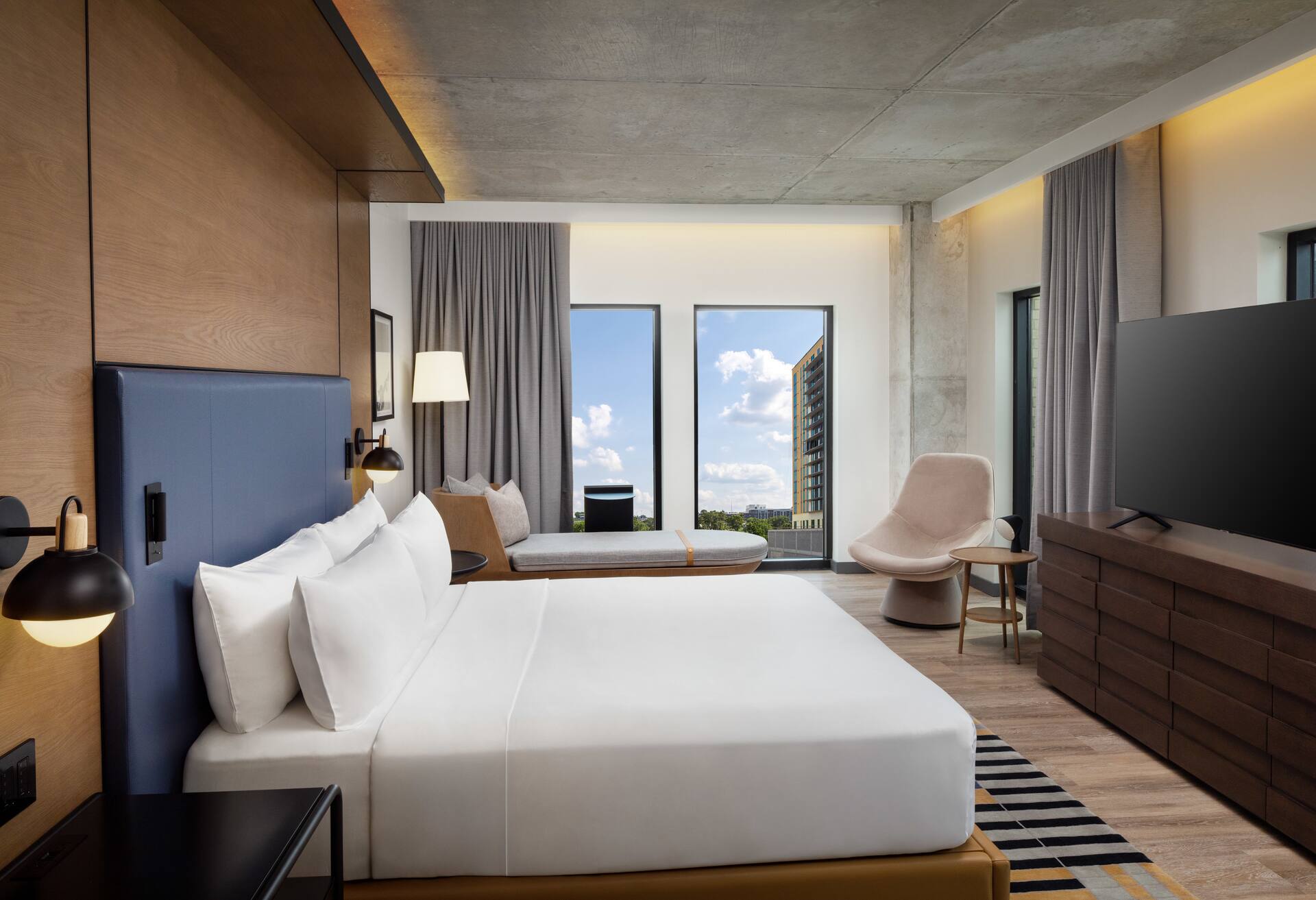 1 King Bed One Bedroom Suite City View