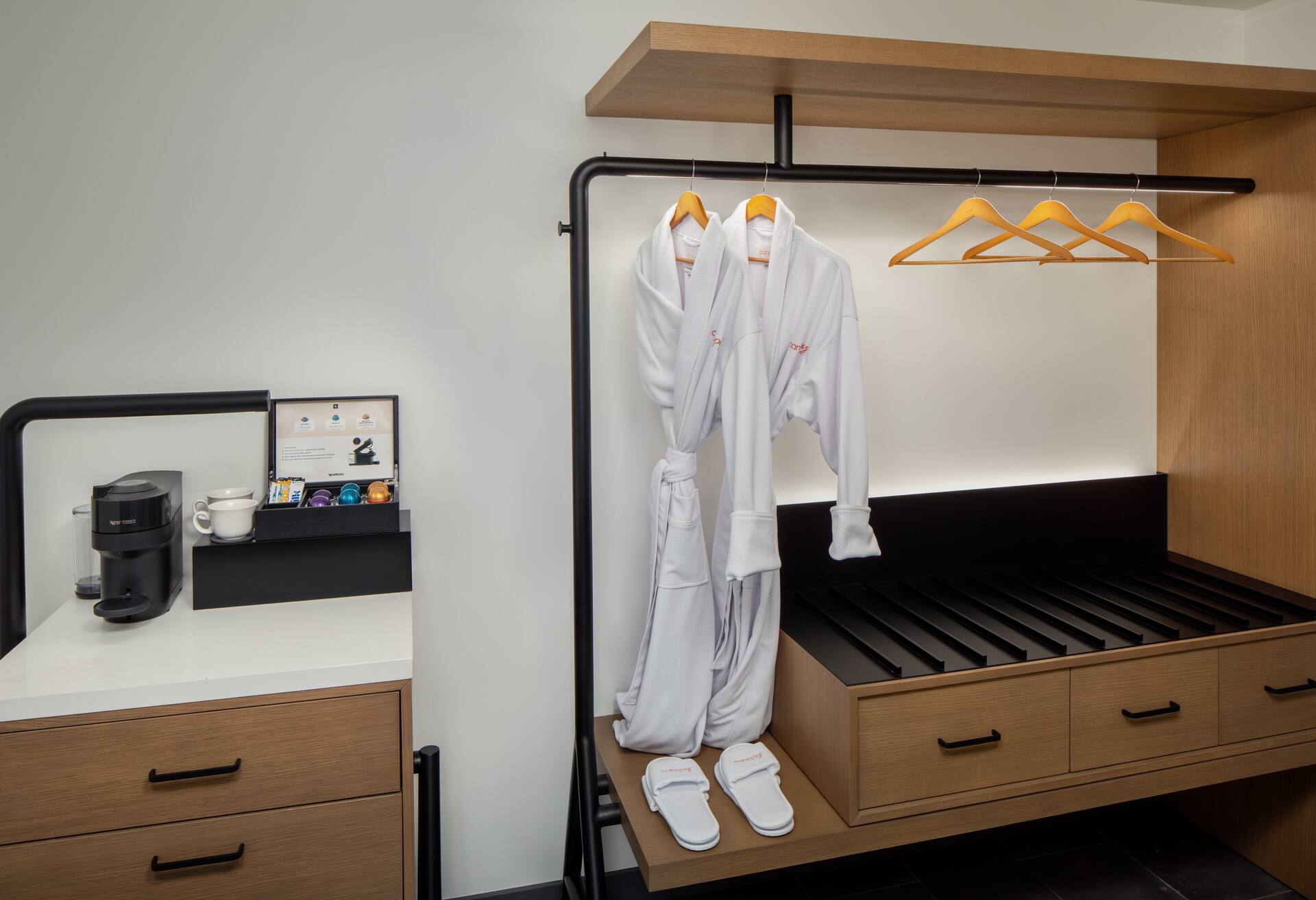 1 King 1 Bedroom Suite W/soaking Tub Terrace thumbnail 5