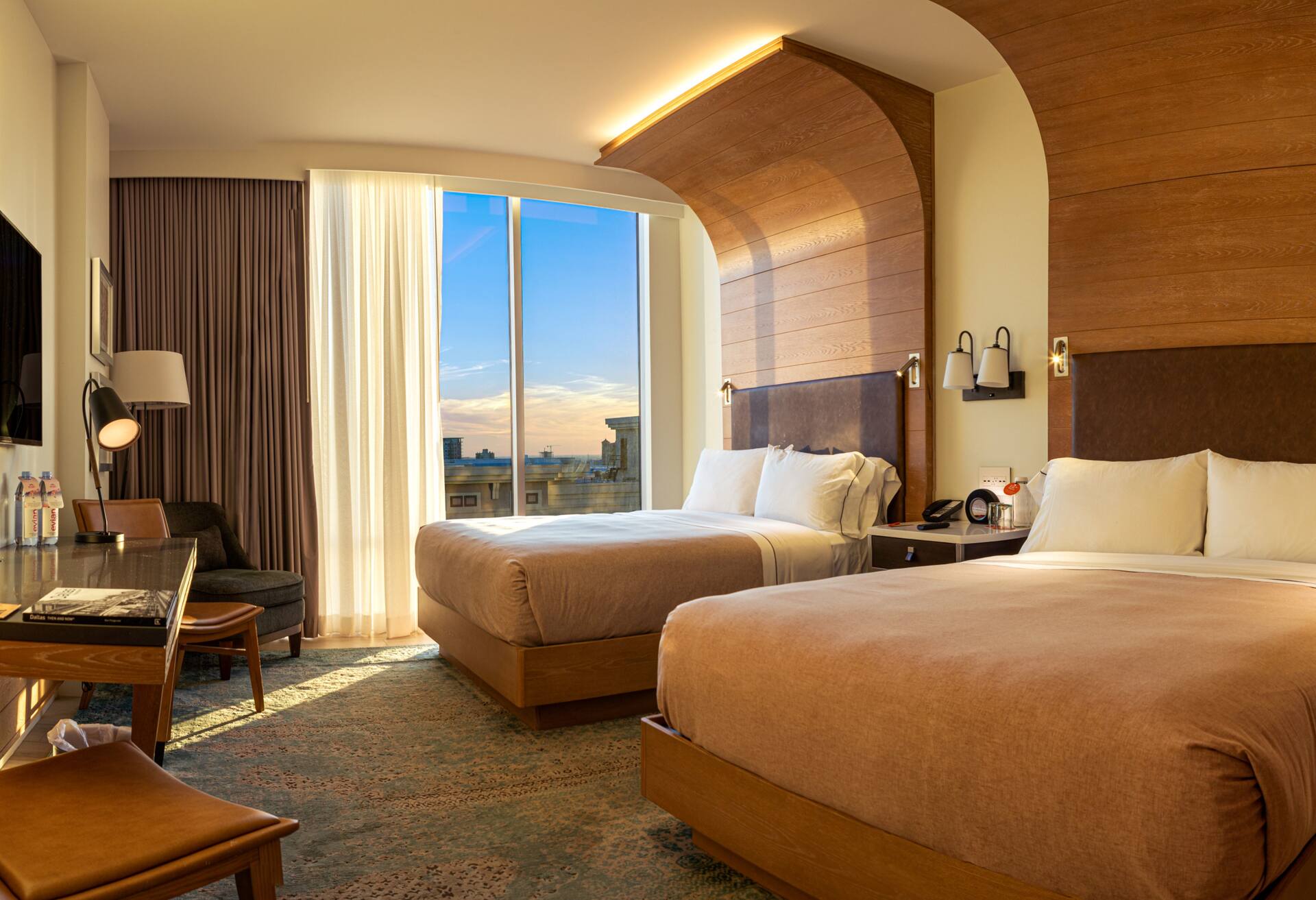 2 Queen Beds with Dallas Skyline View