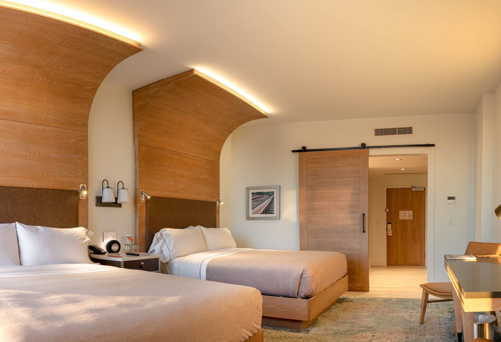 2 Queen Beds photo 3