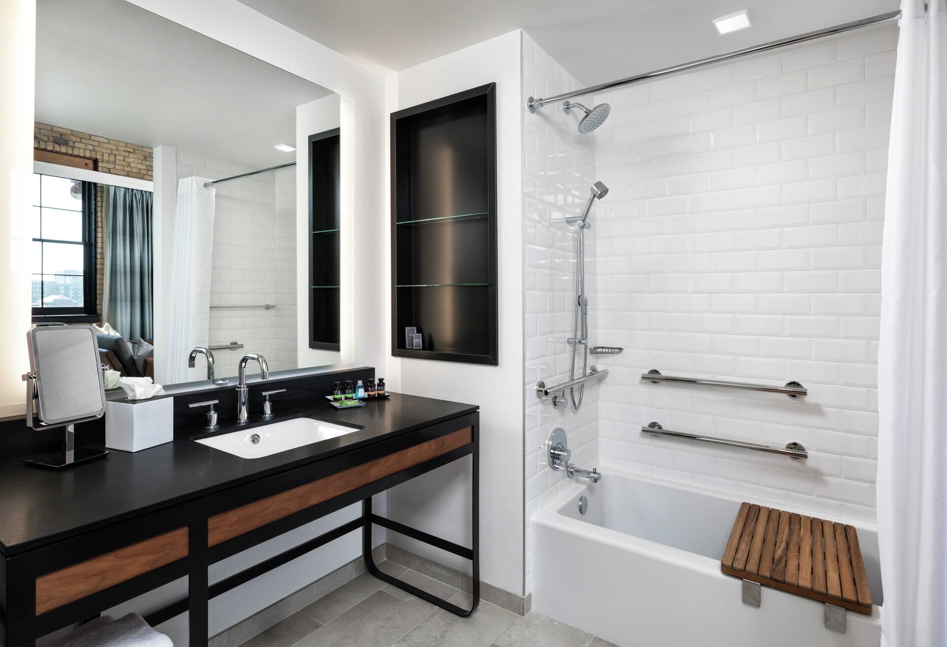 1Kg Studio Corner Suite Mobility Access W/tub photo 2