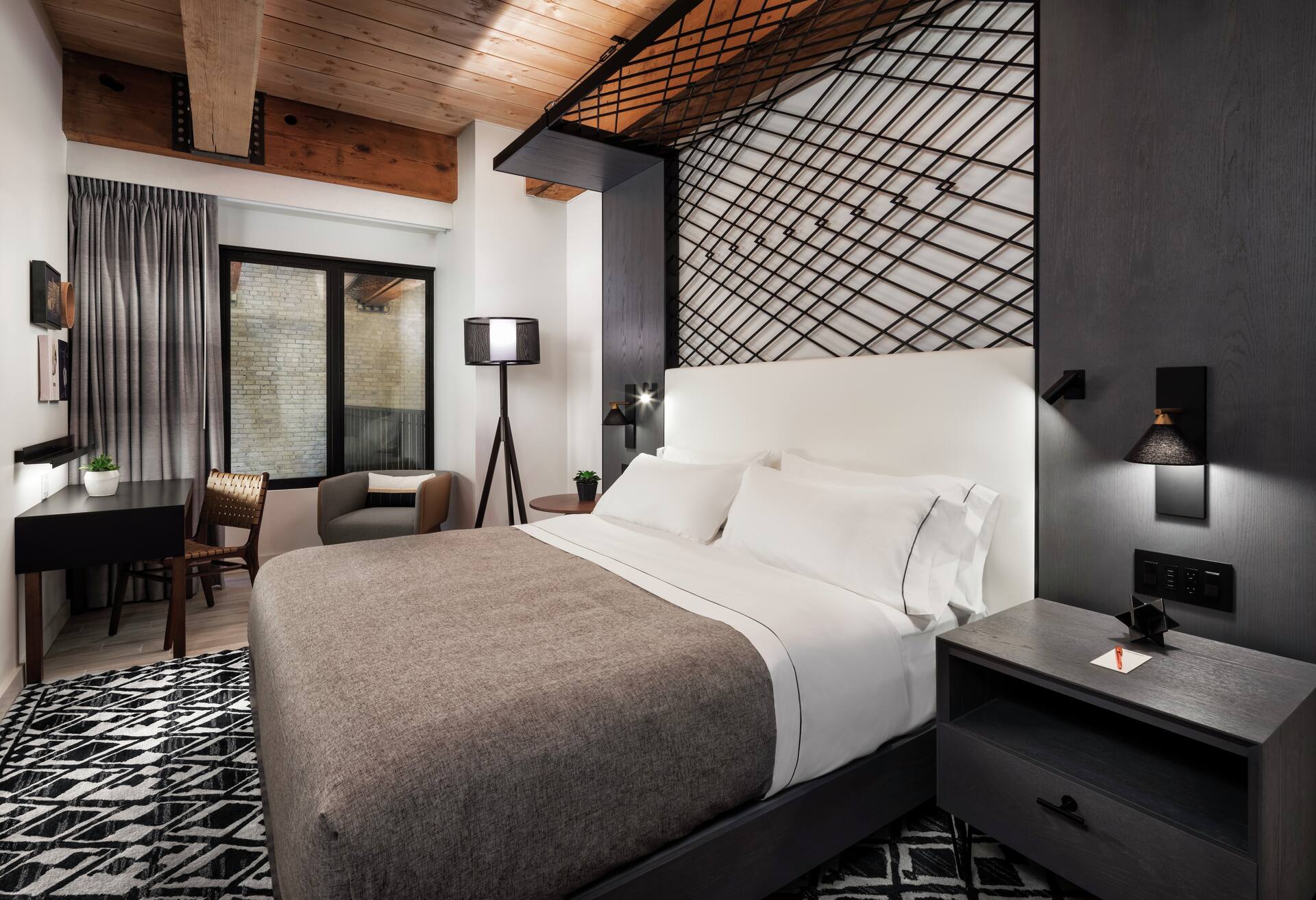 1 King Bed Room Interior Atrium View photo 1