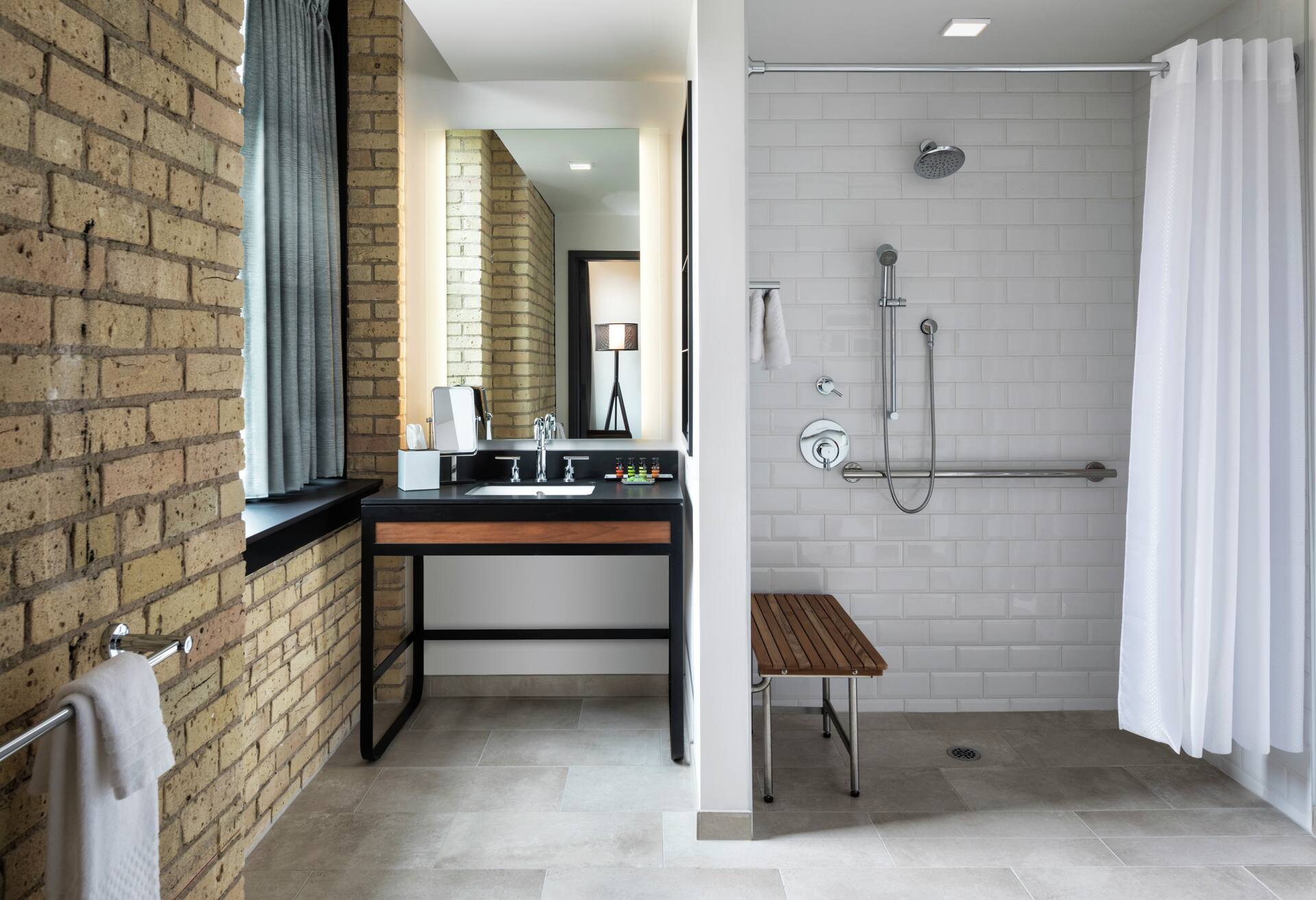 1 King Mobility Accessible W/roll-in Shower photo 2