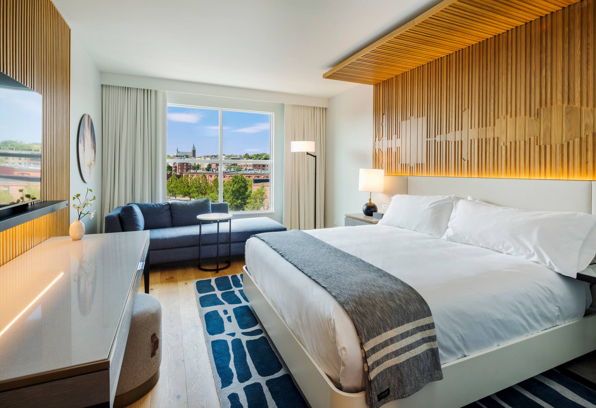 1 King Bed-larger Room-chaise Lounge