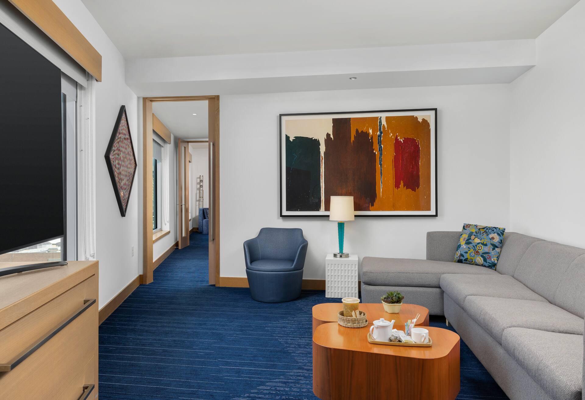 1 King 1 Bedroom Suite Balcony Accessible thumbnail 6