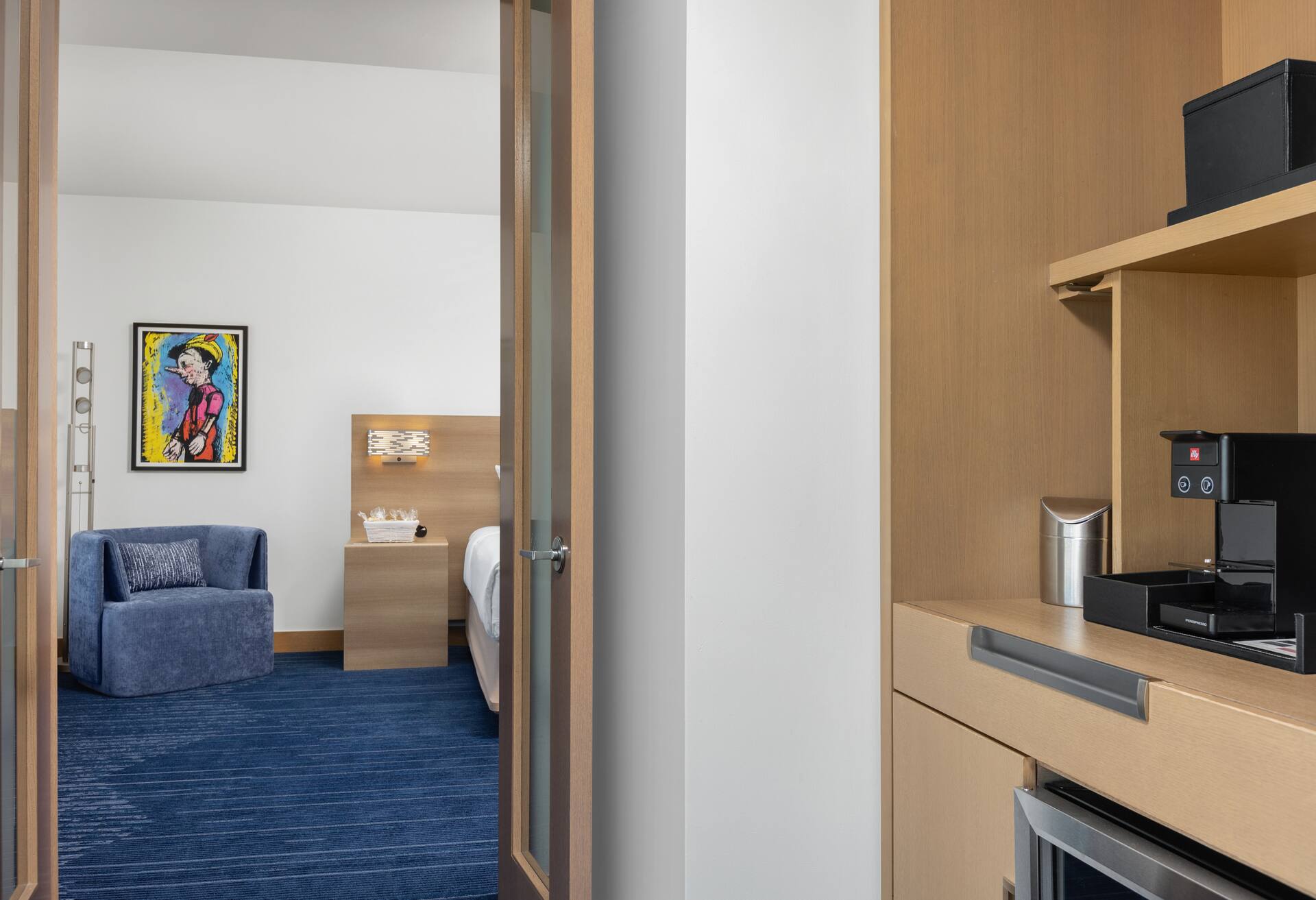 1 King 1 Bedroom Suite Balcony Accessible thumbnail 5