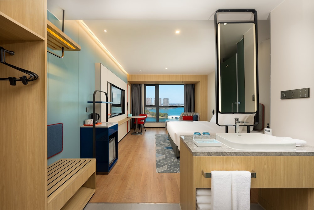 Standard Room, 1 King Bed, Lake View (Smart Room)