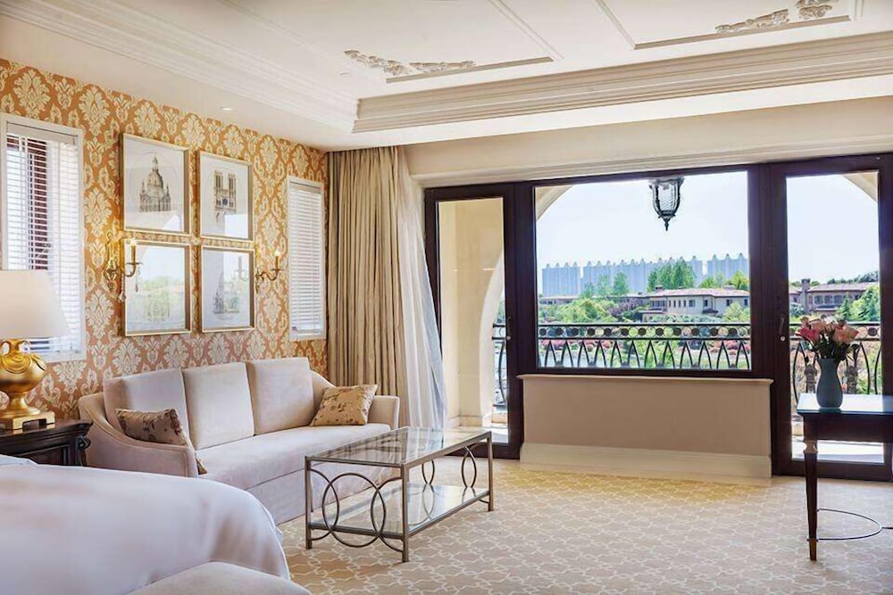 Deluxe Room, 1 King Bed, Smoking