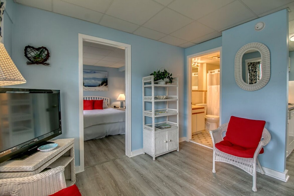 Two Bedroom, 2 Bathroom pool side unit photo 3