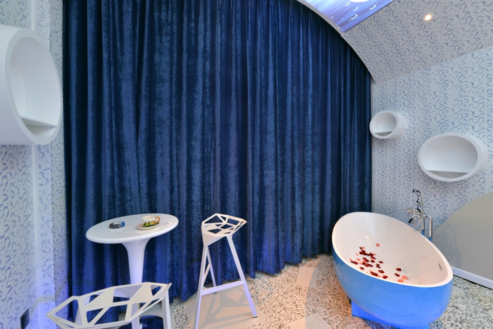 Luxury Double Room with Round Bed photo 3