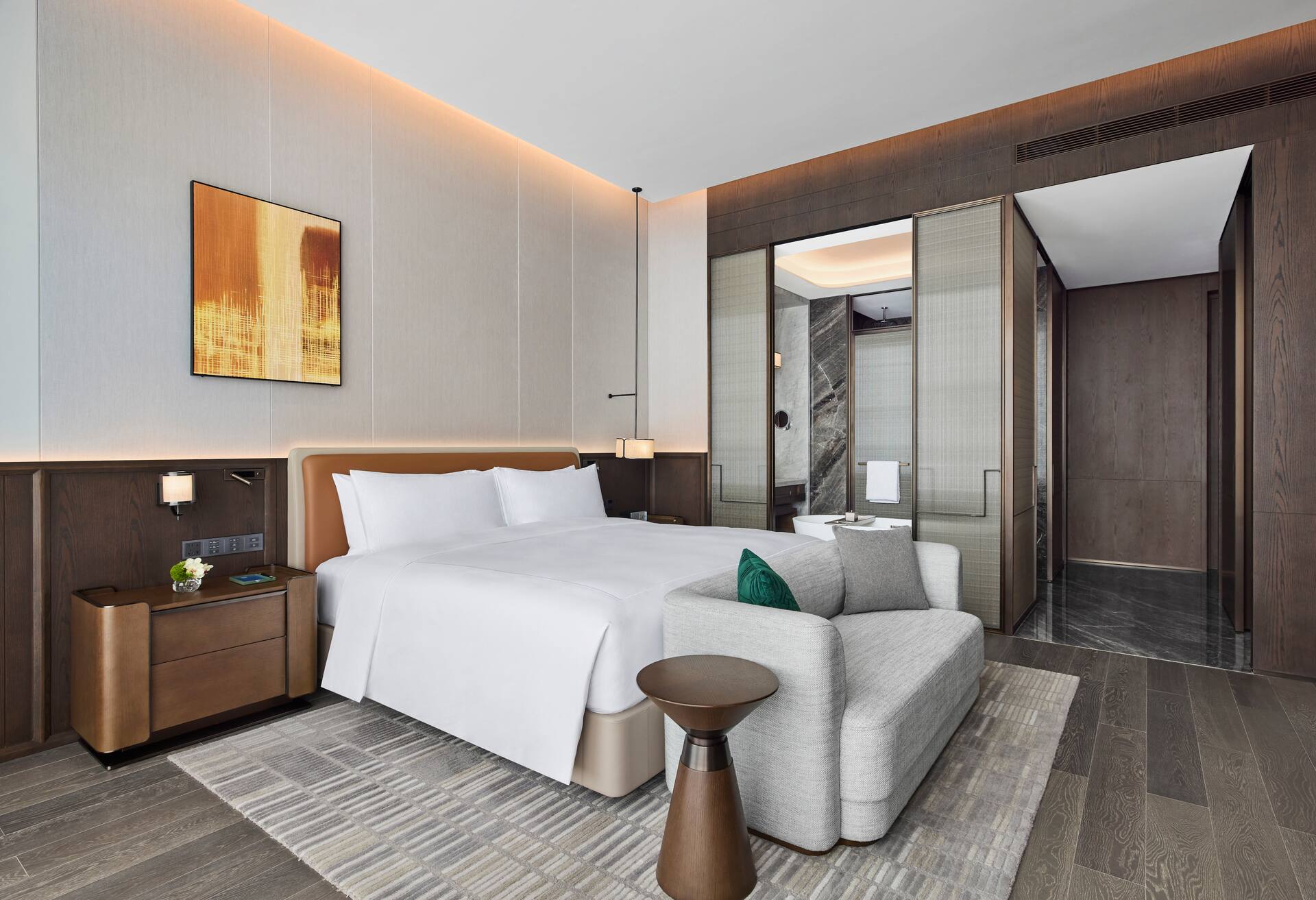 King Deluxe Room City View thumbnail 6