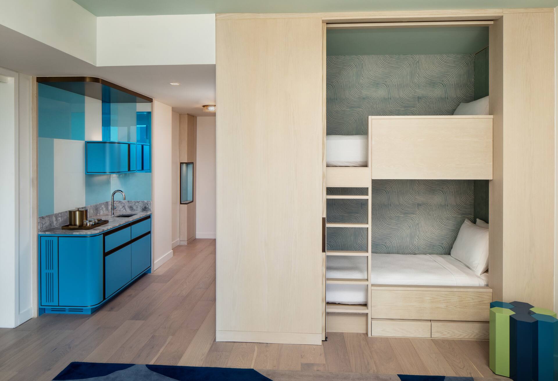Family Suite- 1 Kg 2 Twin Bed Mob Acc 3x3shwr thumbnail 6
