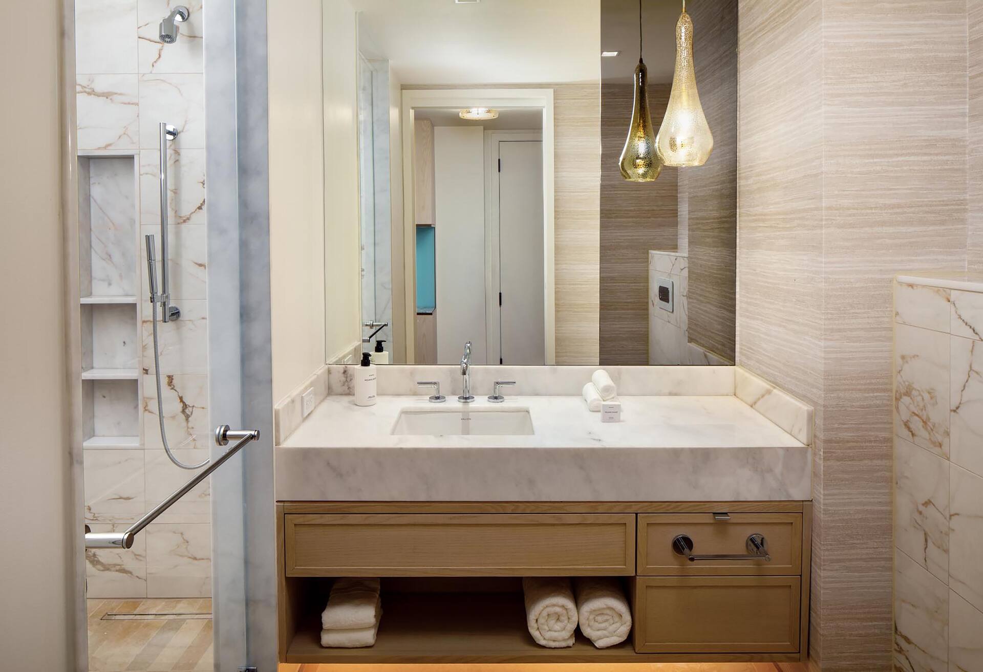 Poolside One Bedroom Suite with Patio thumbnail 6