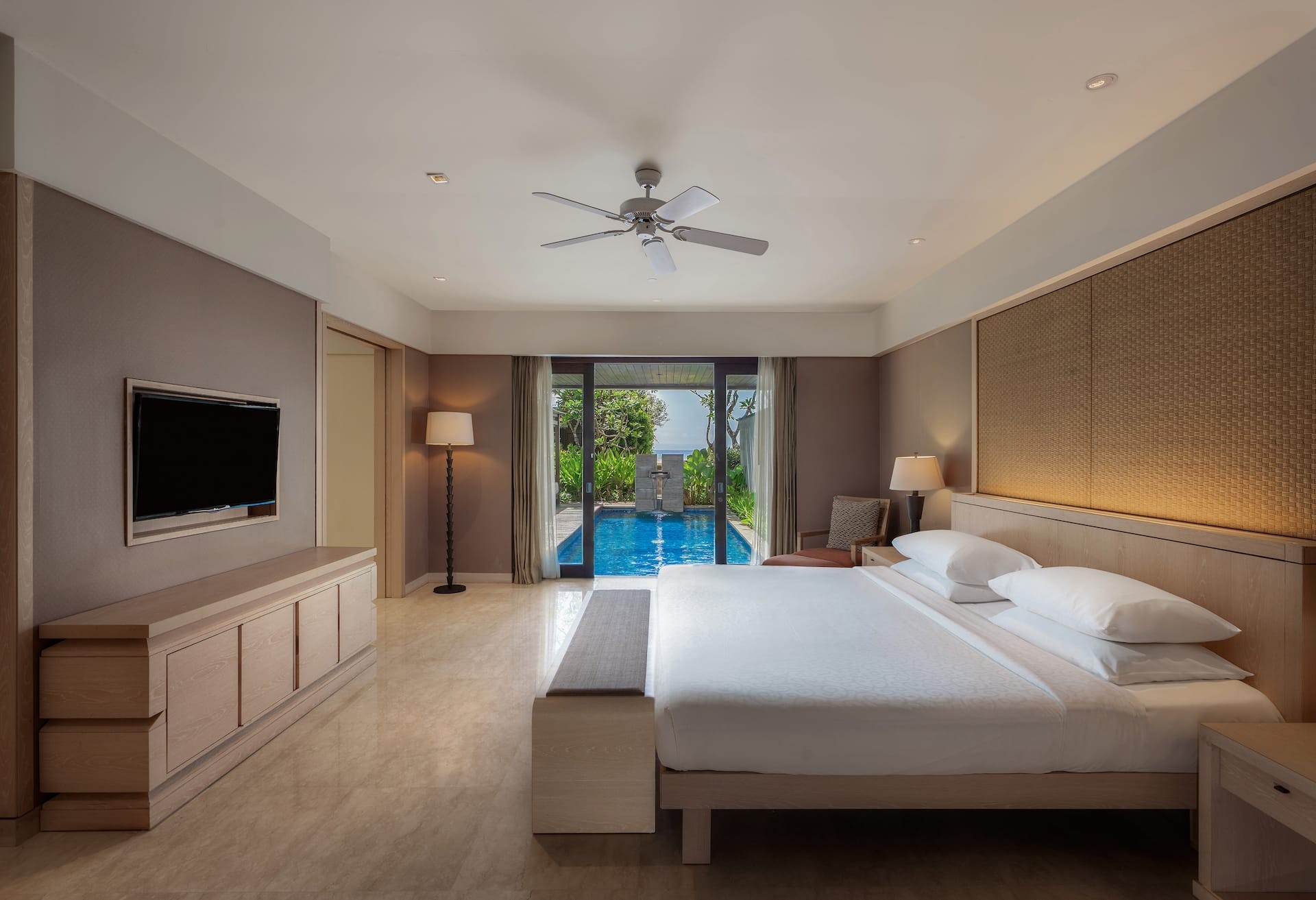 Conrad Pool Suite King photo 1