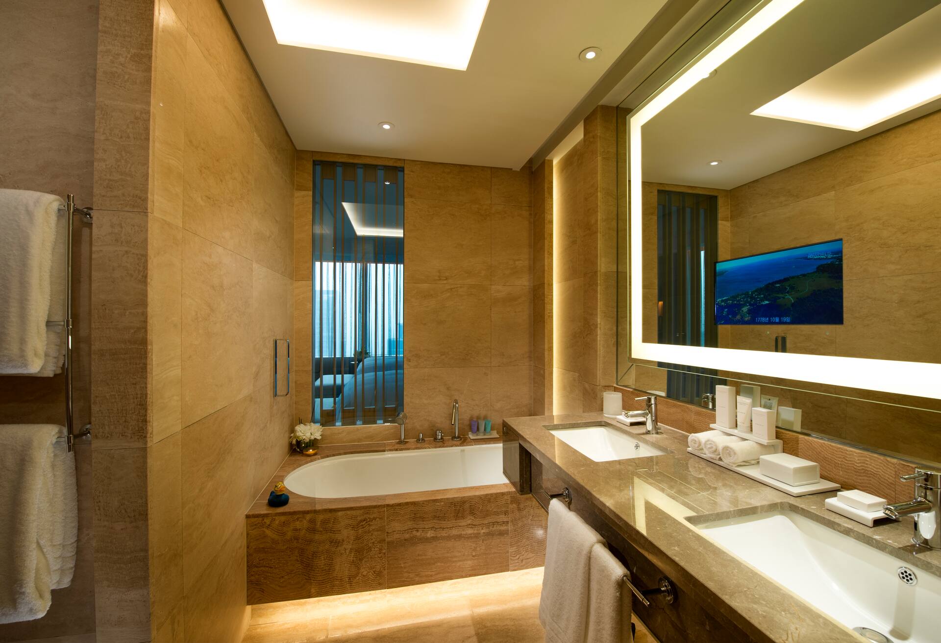 1 King Bed Deluxe Room City/river View photo 2