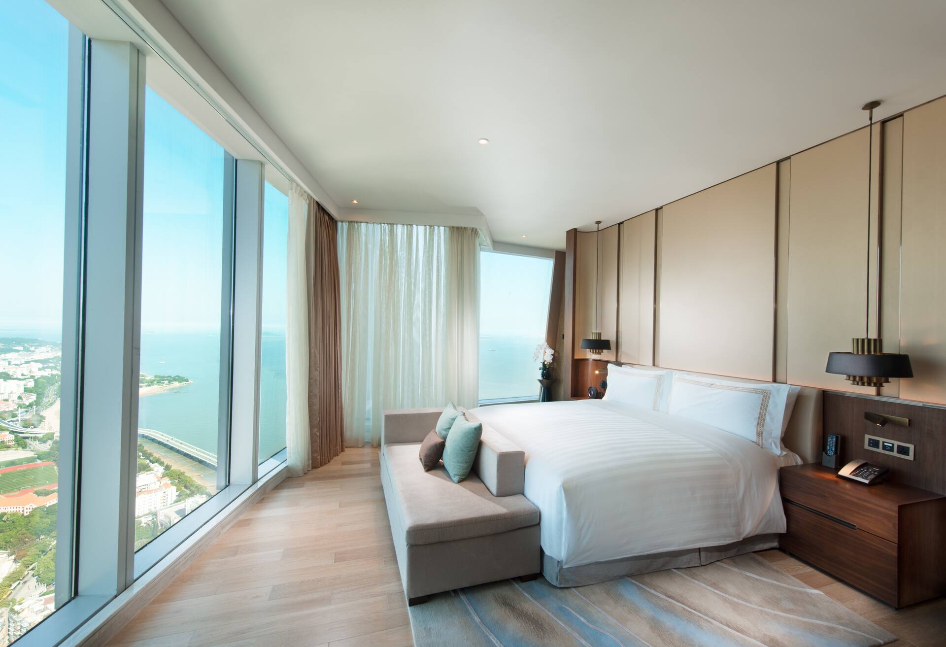 King Conrad Suite-lounge Access