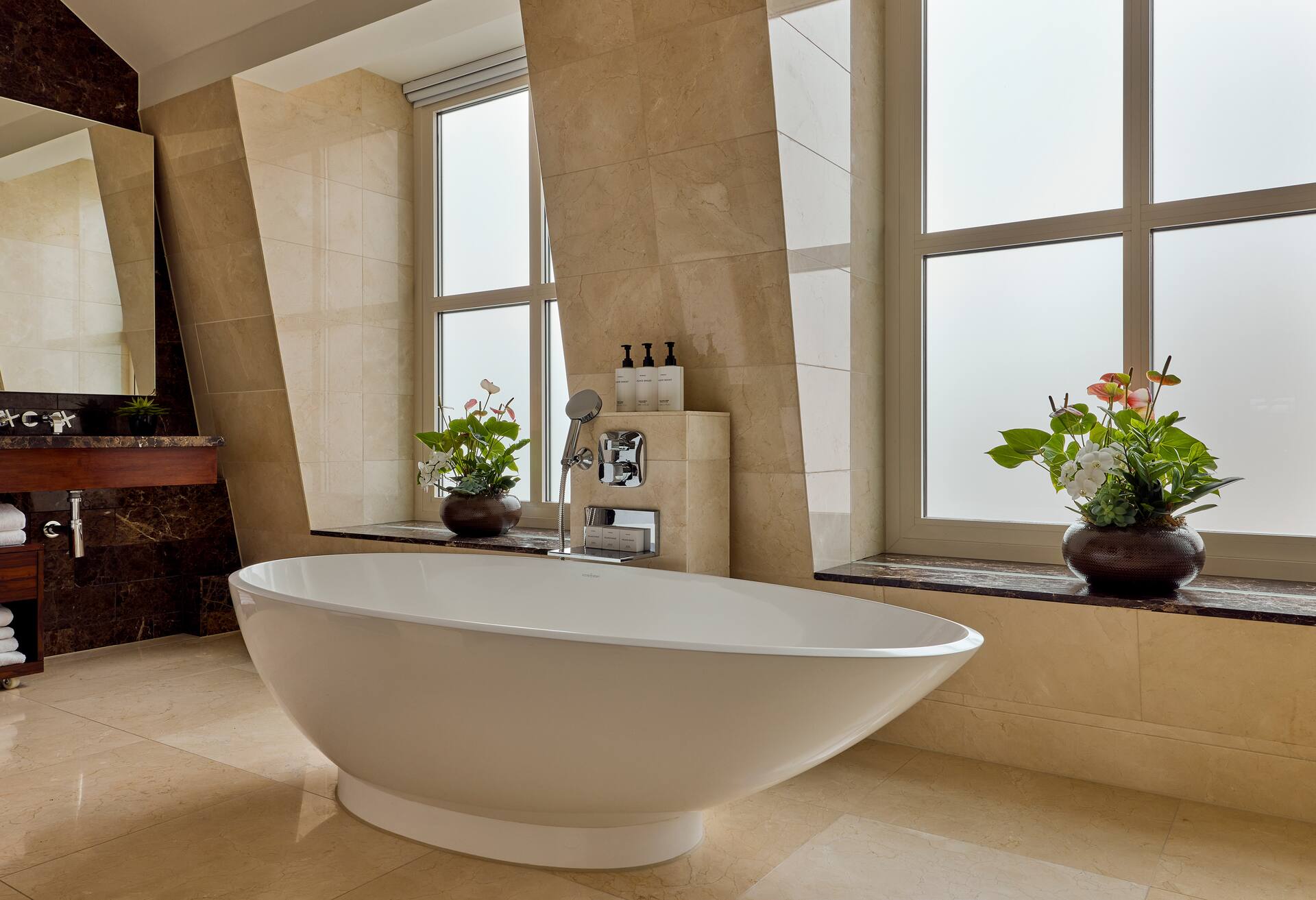 Conrad Suite with Lounge Access thumbnail 5