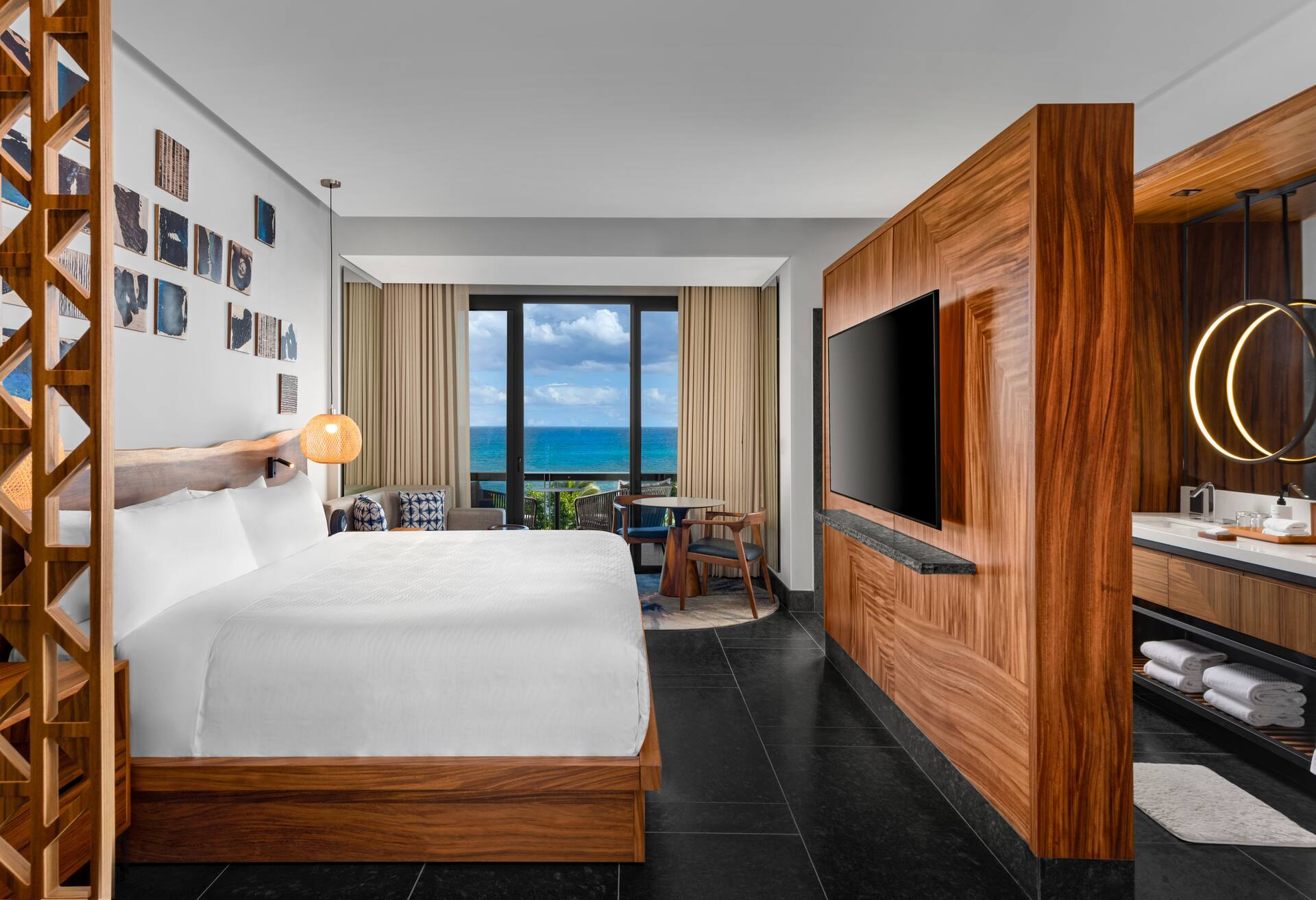 Partial Ocean View Guestroom with King Bed