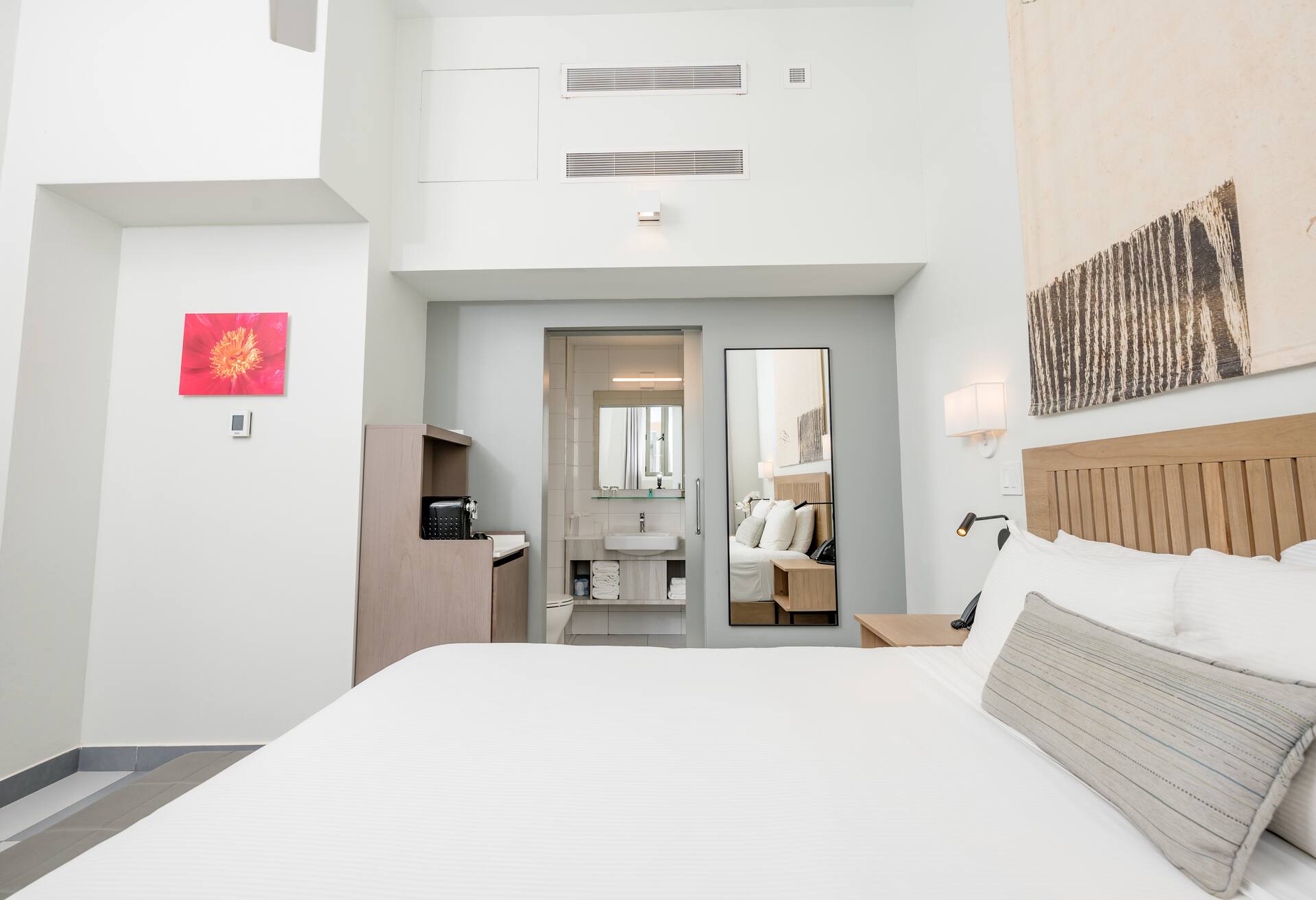 Envoy-1 Queen Bed