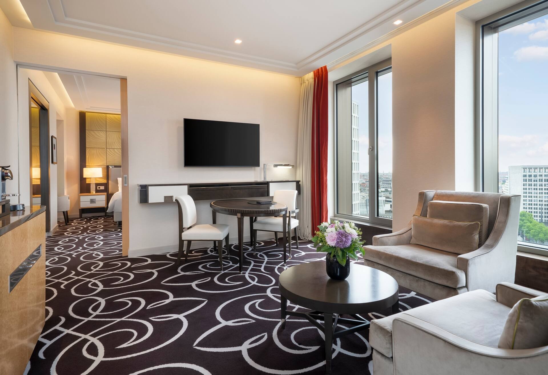 King Corner Suite thumbnail 6