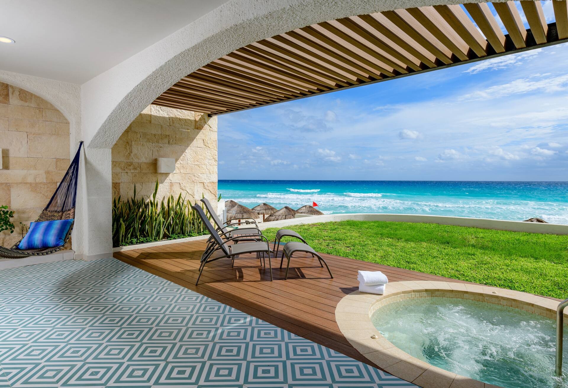 Enclave Beachfront King Room with Murphy (Non Smoking)
