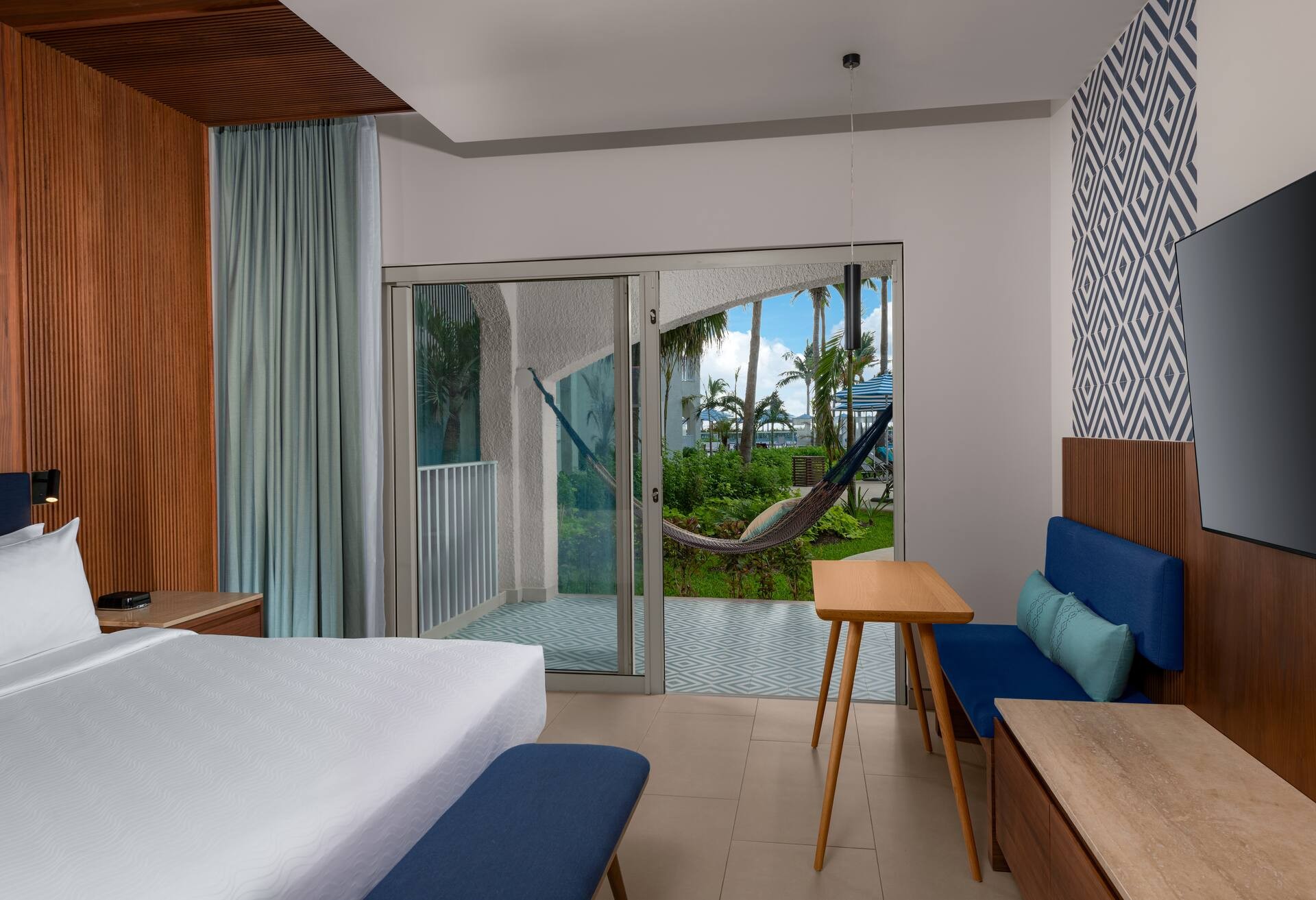 Honeymoon Suite with One King Bed (Non Smoking) thumbnail 5