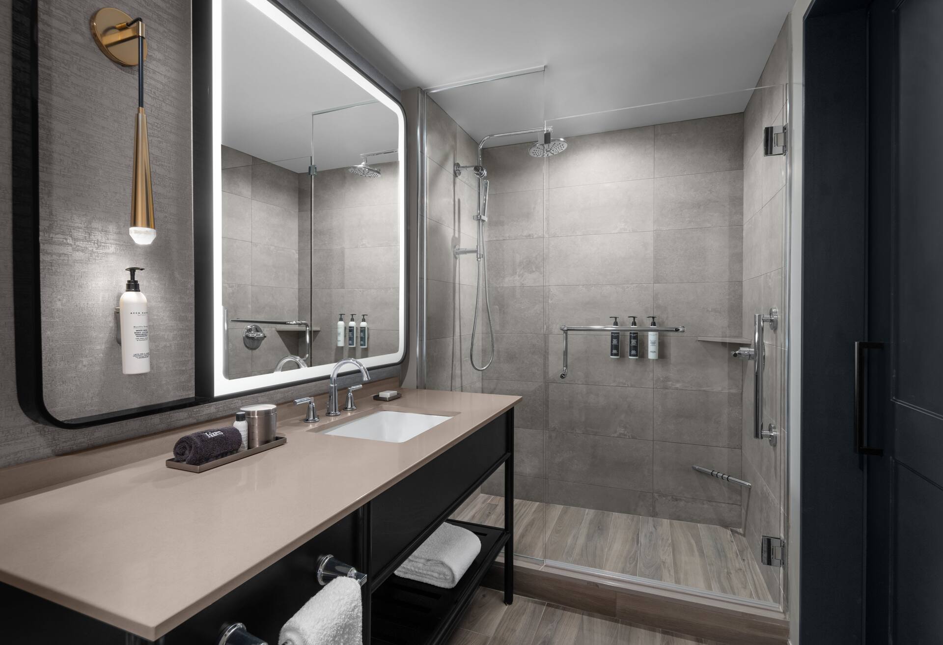 1 King 1 Bdrm Suite City View Mob/hr Acc Ris thumbnail 5
