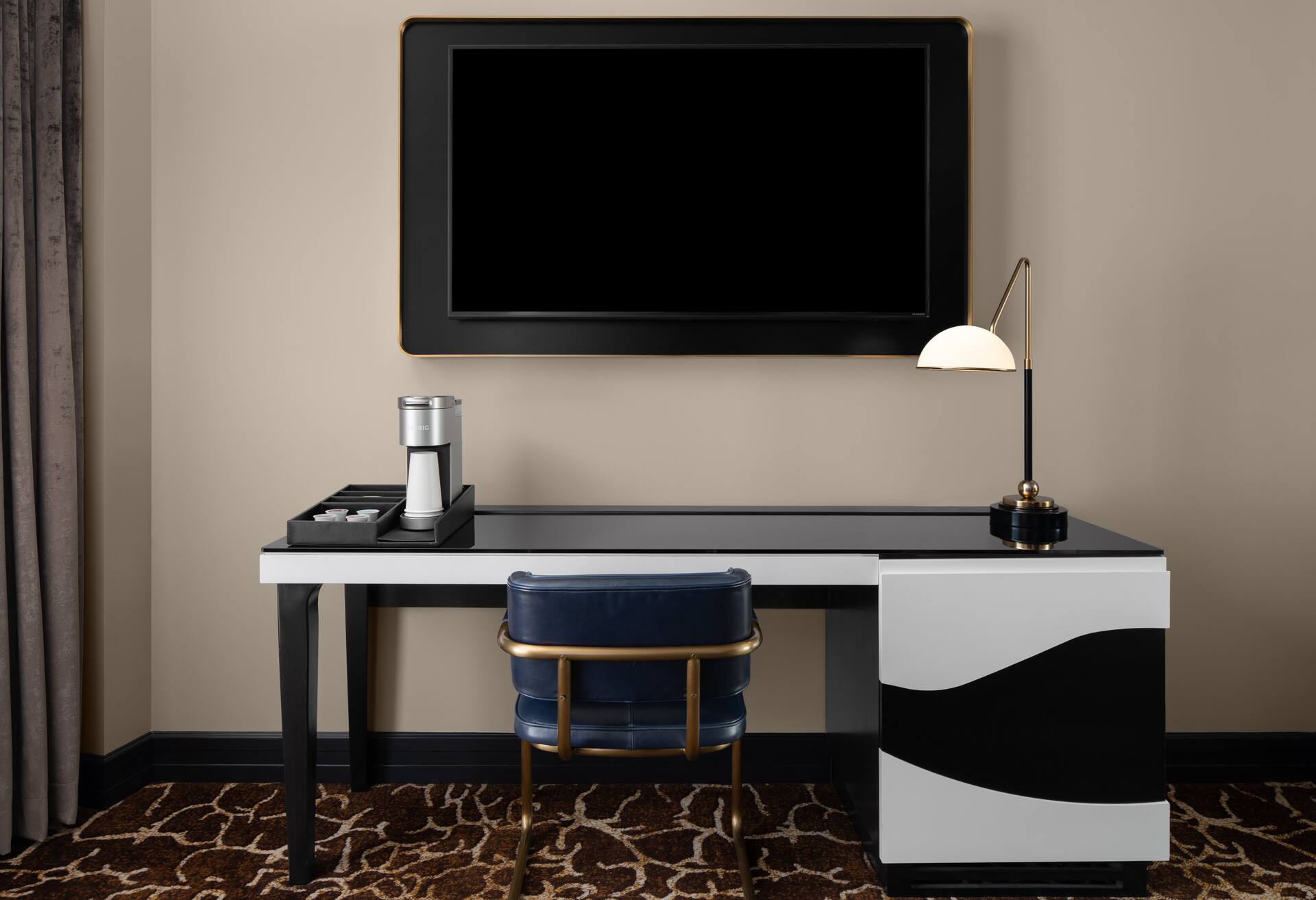 1 King 1 Bdrm Suite City View Mob/hr Acc Ris