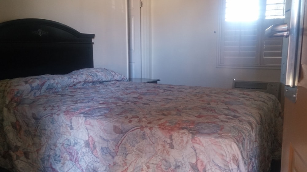 Standard Room, 1 Queen Bed photo 3