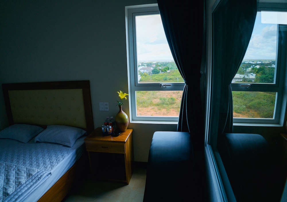 Romantic Double Room Single Use, 1 Queen Bed, Mountain View photo 2