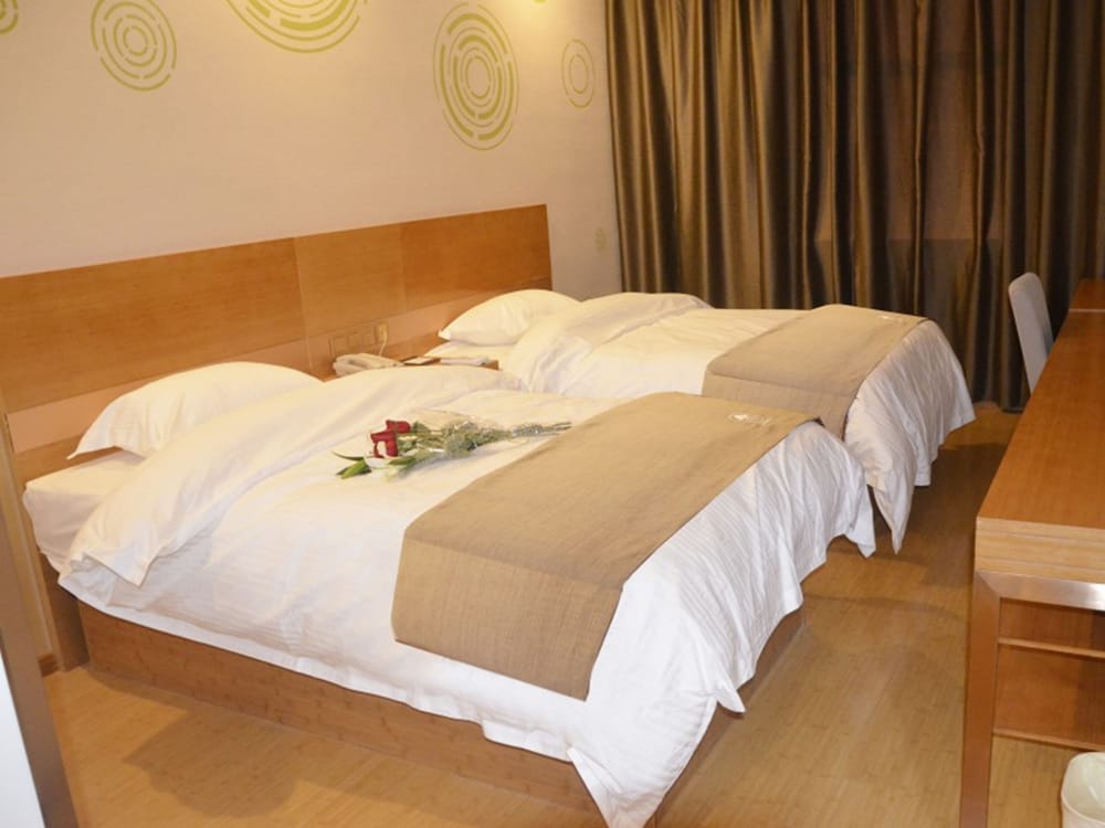 Queen Room, 1.8m bed with window photo 3