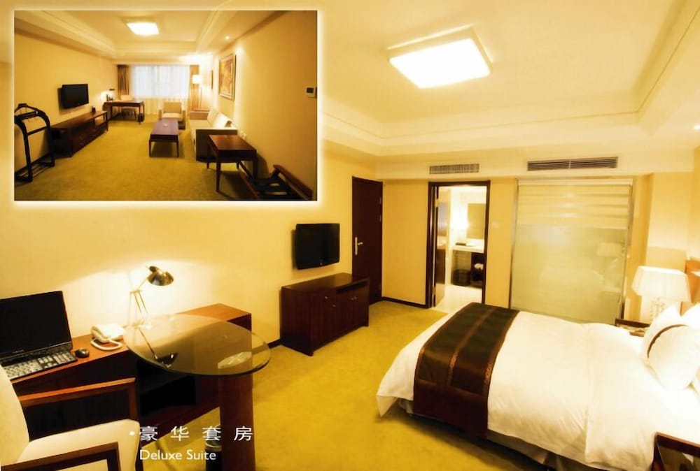 Suite, 1 King Bed, Smoking photo 1