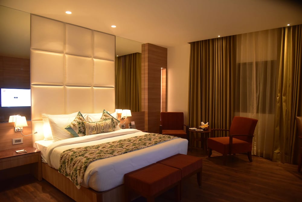 Deluxe Room, 1 King Bed, Non Smoking - Photo 6